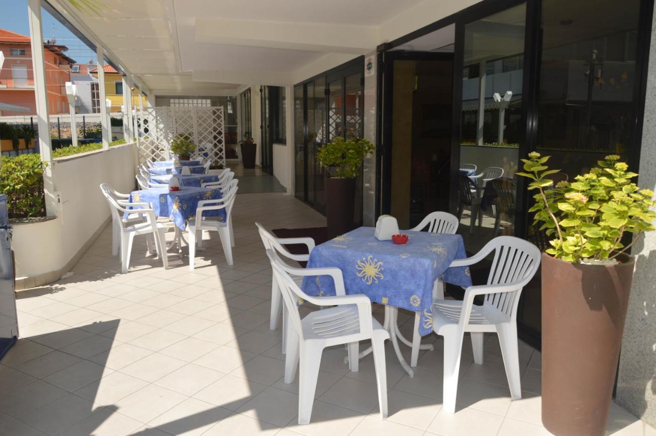 Hotel Karin Marebello Zewnętrze zdjęcie